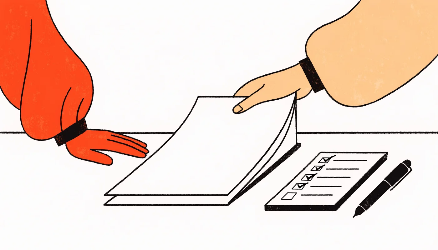 Dos personas revisando un contrato en una mesa con una lista de comprobación al lado
